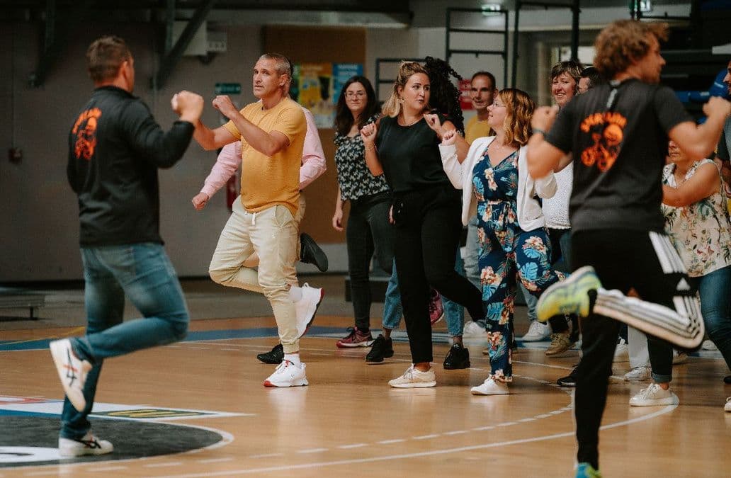 Groupe qui danse pendant une animation.
