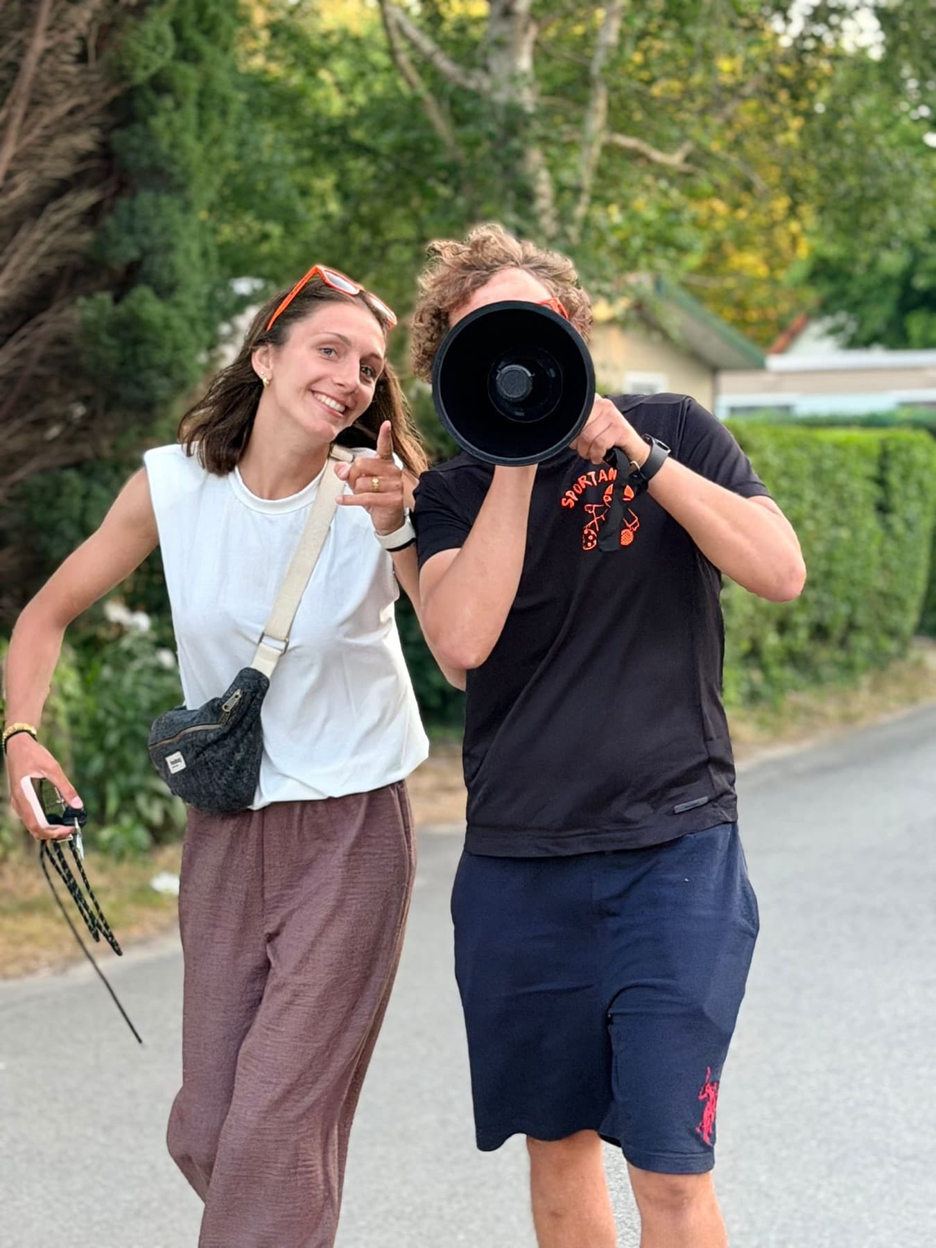 Deux animateurs Sportanim' avec un mégaphone lors d'une animation de camping.