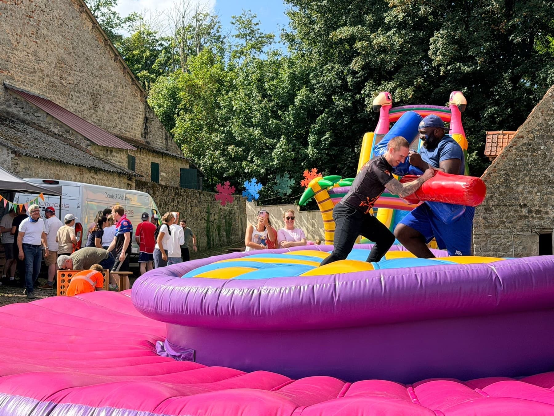 Duel de joute gonflable sous les yeux du public.